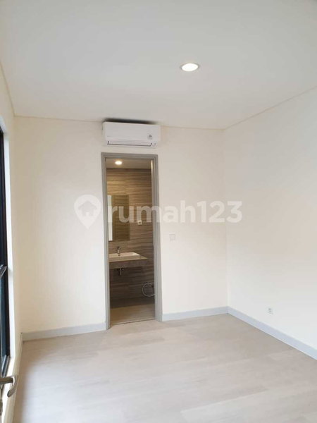 House for rent in Tangerang, Indonesia · Riding · 4 rooms, 4 baths