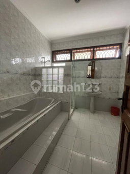 House for rent in South Jakarta, Indonesia · Kebayoran Lama · 4 rooms, 3 baths