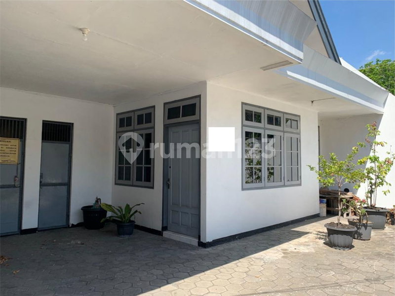 House for rent in Surabaya, Indonesia · 4 rooms, 2 baths