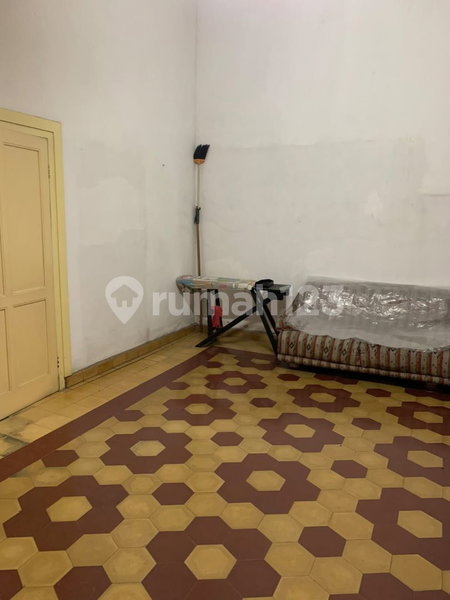 House for rent in Surabaya, Indonesia · 4 rooms, 2 baths