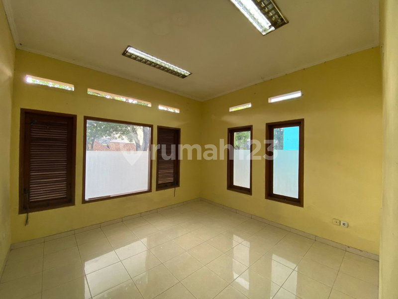House for rent in Surabaya, Indonesia · 6 rooms, 4 baths