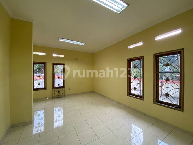House for rent in Surabaya, Indonesia · 6 rooms, 4 baths