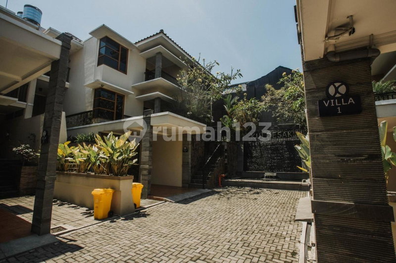 House for rent in Surabaya, Indonesia · 5 rooms, 4 baths