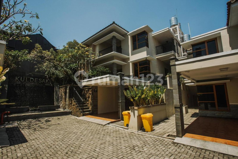 House for rent in Surabaya, Indonesia · 5 rooms, 4 baths