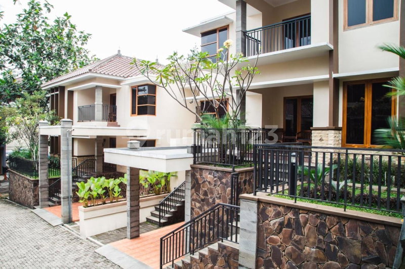 House for rent in Surabaya, Indonesia · 5 rooms, 4 baths