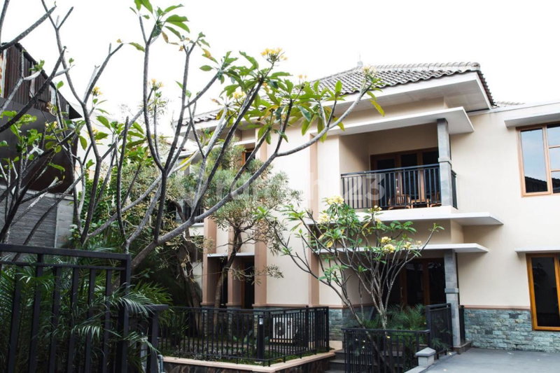 House for rent in Surabaya, Indonesia · 5 rooms, 4 baths