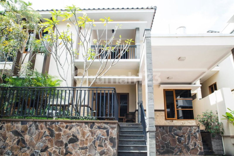 House for rent in Surabaya, Indonesia · 5 rooms, 4 baths