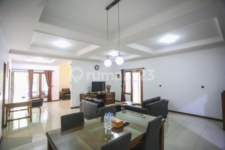 House for rent in Surabaya, Indonesia · 5 rooms, 4 baths
