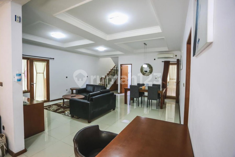 House for rent in Surabaya, Indonesia · 5 rooms, 4 baths
