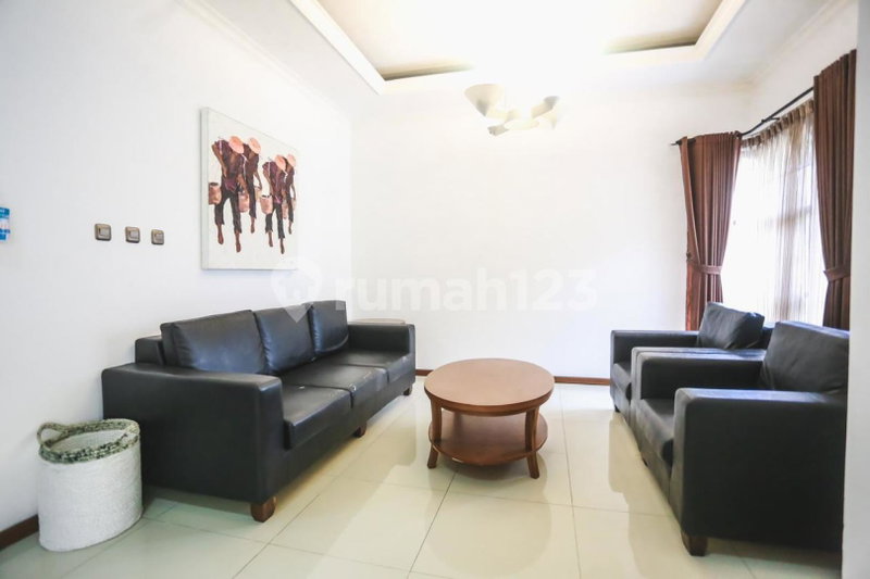 House for rent in Surabaya, Indonesia · 5 rooms, 4 baths