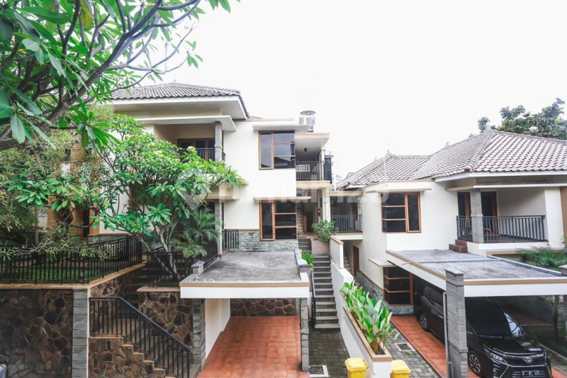 House for rent in Surabaya, Indonesia · 5 rooms, 4 baths