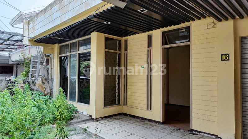 House for rent in Surabaya, Indonesia · 4 rooms, 2 baths
