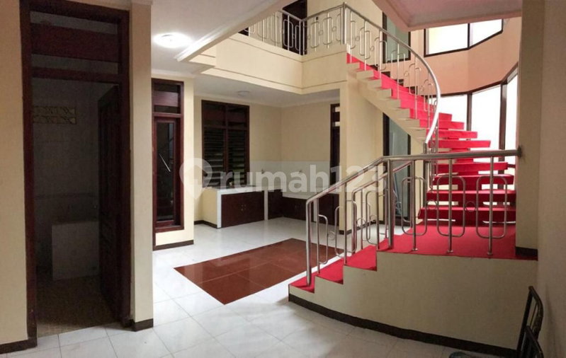 House for rent in Surabaya, Indonesia · 6 rooms, 2 baths
