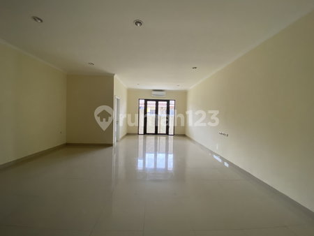 House for rent in North Jakarta, Indonesia · Penjaringan · 6 rooms, 4 baths