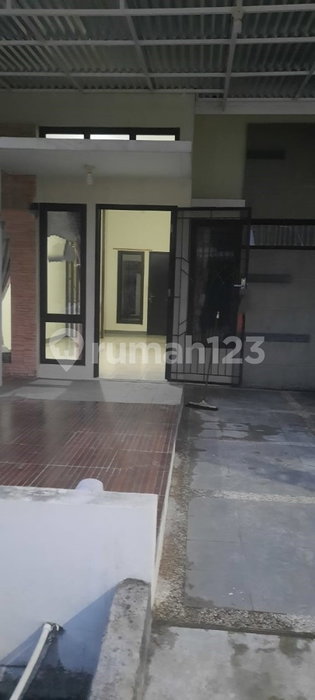 House for rent in Surabaya, Indonesia · Kedung Baruk · 3 rooms, 2 baths