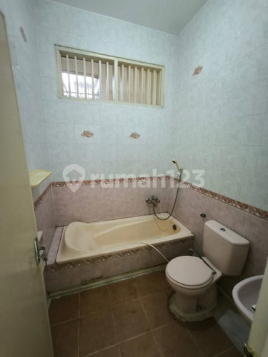 House for rent in Surabaya, Indonesia · 3 rooms, 2 baths