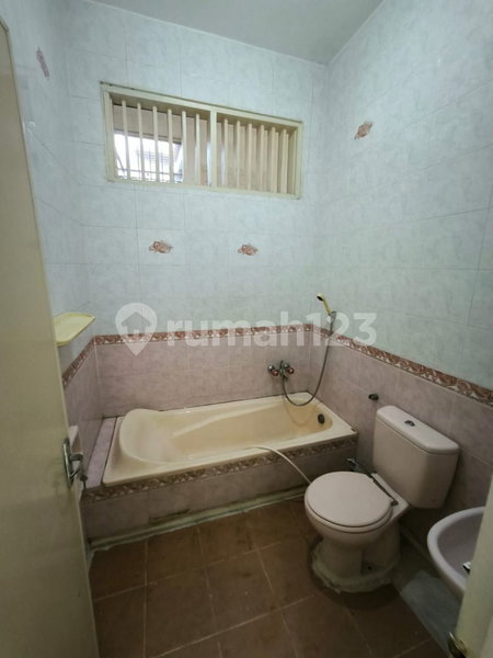 House for rent in Surabaya, Indonesia · 3 rooms, 2 baths