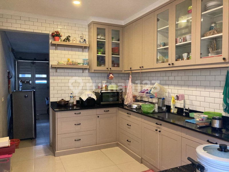 House for rent in Semarang, Indonesia · 4 rooms, 3 baths