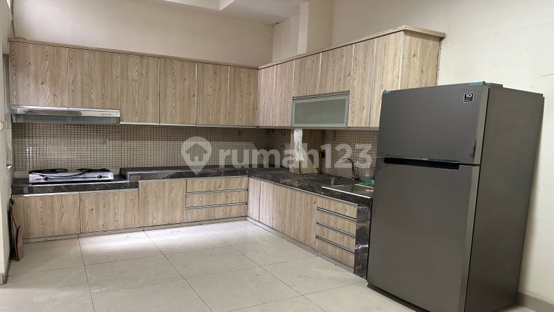 House for rent in West Jakarta, Indonesia · Kebon Jeruk · 4 rooms, 3 baths
