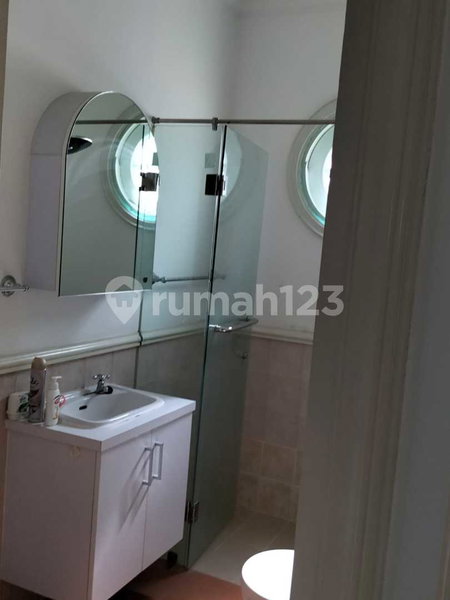 House for rent in Jakarta, Indonesia · Tebet · 4 rooms, 4 baths