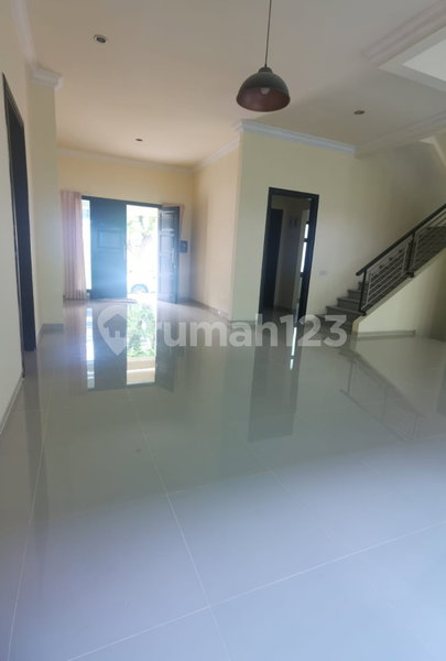 House for rent in Surabaya, Indonesia · 4 rooms, 3 baths