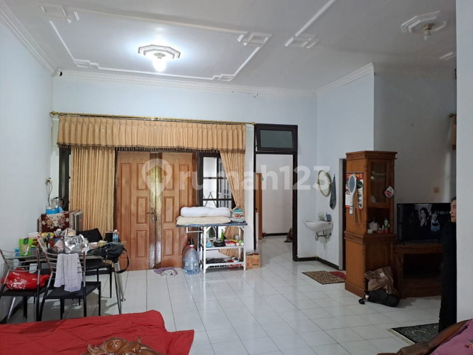 House for rent in Surabaya, Indonesia · 2 rooms, 1 bath