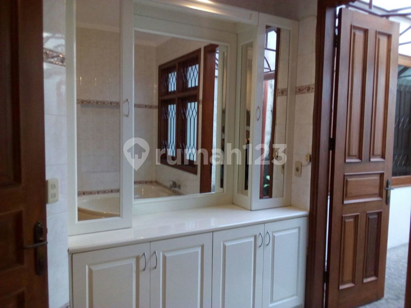 House for rent in South Jakarta, Indonesia · Kebayoran Lama · 4 rooms, 3 baths