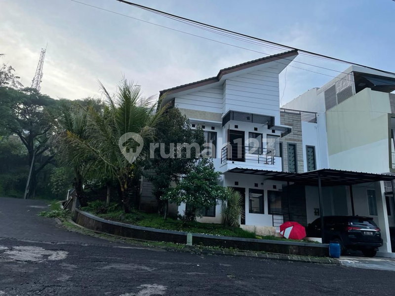 House for rent in Bandung, Indonesia · 4 rooms, 3 baths