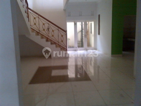 House for rent in Surabaya, Indonesia · 4 rooms, 3 baths