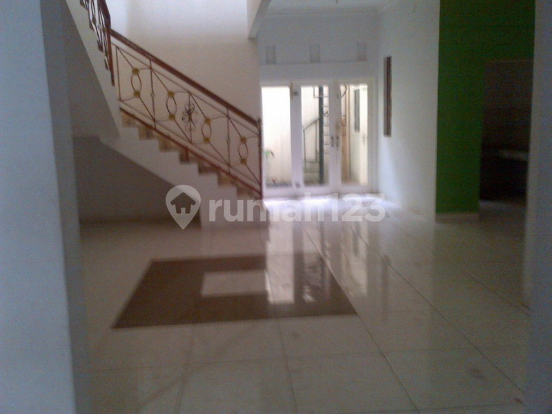 House for rent in Surabaya, Indonesia · 4 rooms, 3 baths