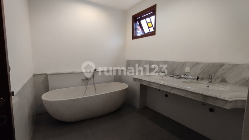 House for rent in South Jakarta, Indonesia · Cilandak · 5 rooms, 3 baths