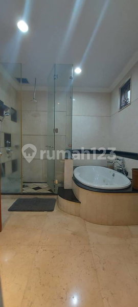 House for rent in South Jakarta, Indonesia · Kebayoran Lama · 6 rooms, 4 baths
