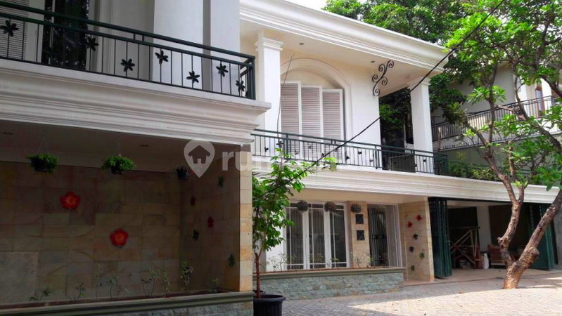 House for rent in Jakarta, Indonesia · Pasar Minggu · 6 rooms, 6 baths