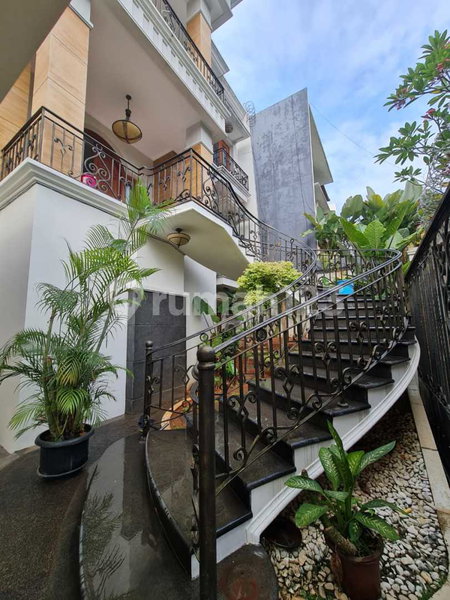 House for rent in Bandung, Indonesia · 4 rooms, 4 baths
