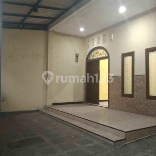 House for rent in Surabaya, Indonesia · 4 rooms, 2 baths