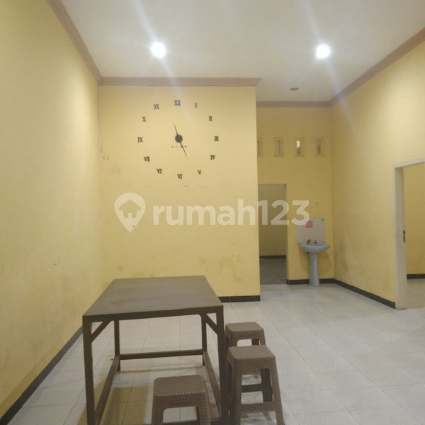 House for rent in Surabaya, Indonesia · 4 rooms, 2 baths
