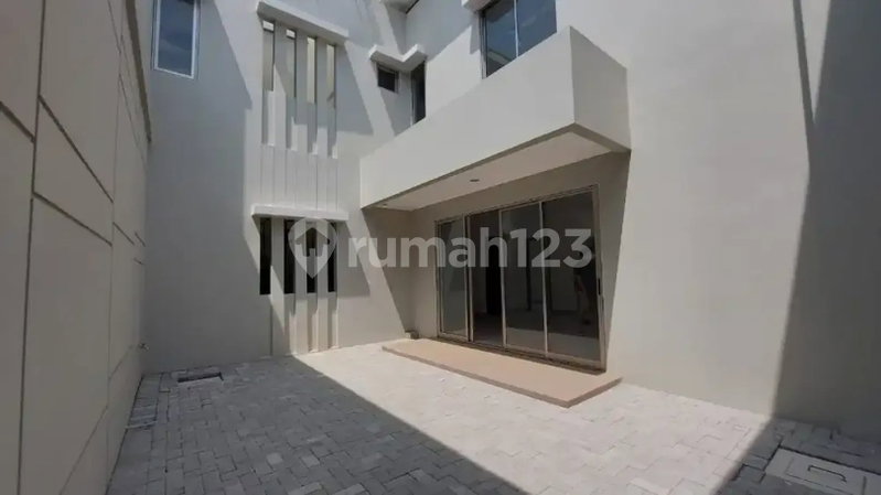 House for rent in Tangerang, Indonesia · Riding · 4 rooms, 4 baths