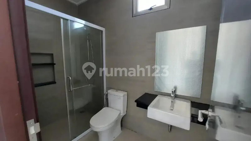 House for rent in Tangerang, Indonesia · Riding · 4 rooms, 4 baths