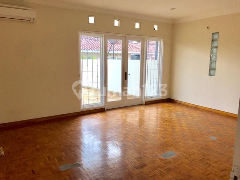 House for rent in Tangerang, Indonesia · Sukasari · 5 rooms, 3 baths