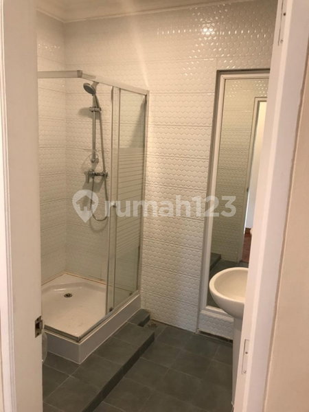 House for rent in Tangerang, Indonesia · Sukasari · 5 rooms, 3 baths