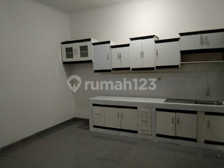 House for rent in North Jakarta, Indonesia · Penjaringan · 4 rooms, 4 baths