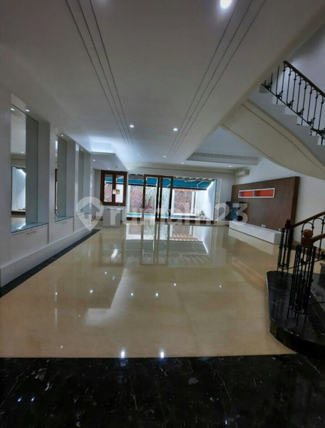 House for rent in South Jakarta, Indonesia · Kebayoran Lama · 5 rooms, 5 baths