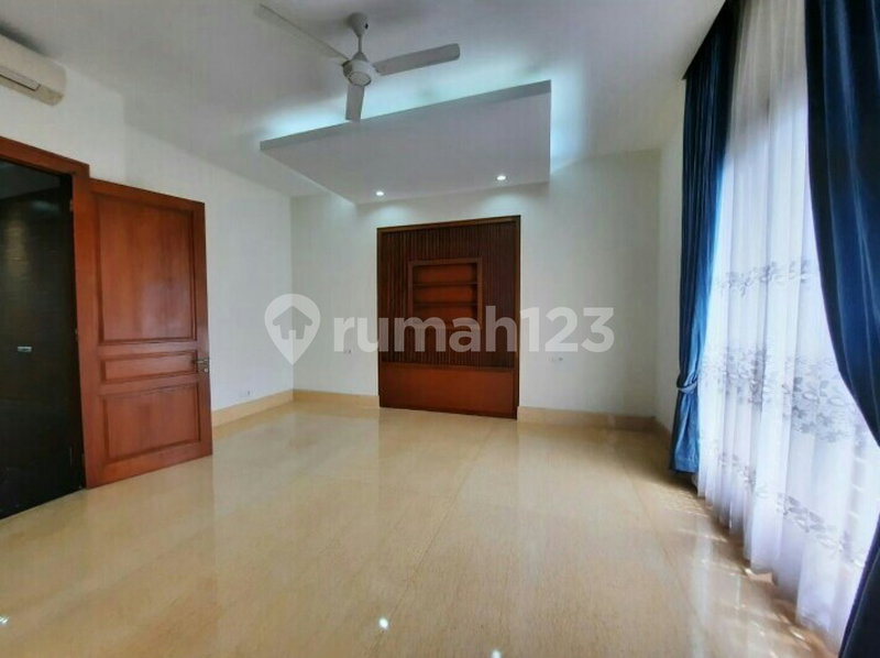 House for rent in South Jakarta, Indonesia · Kebayoran Lama · 5 rooms, 5 baths