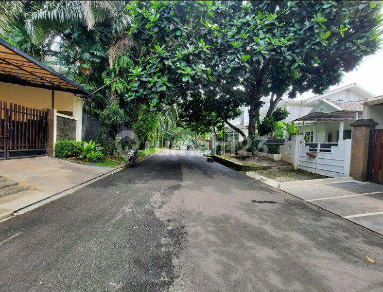 House for rent in South Jakarta, Indonesia · Kebayoran Lama · 5 rooms, 5 baths