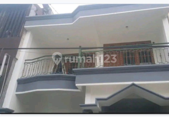 House for rent in Surabaya, Indonesia · 5 rooms, 2 baths