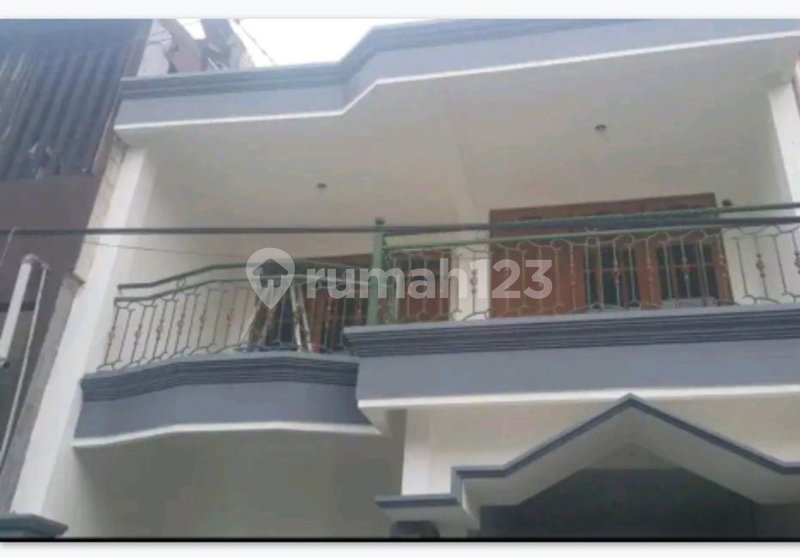House for rent in Surabaya, Indonesia · 5 rooms, 2 baths