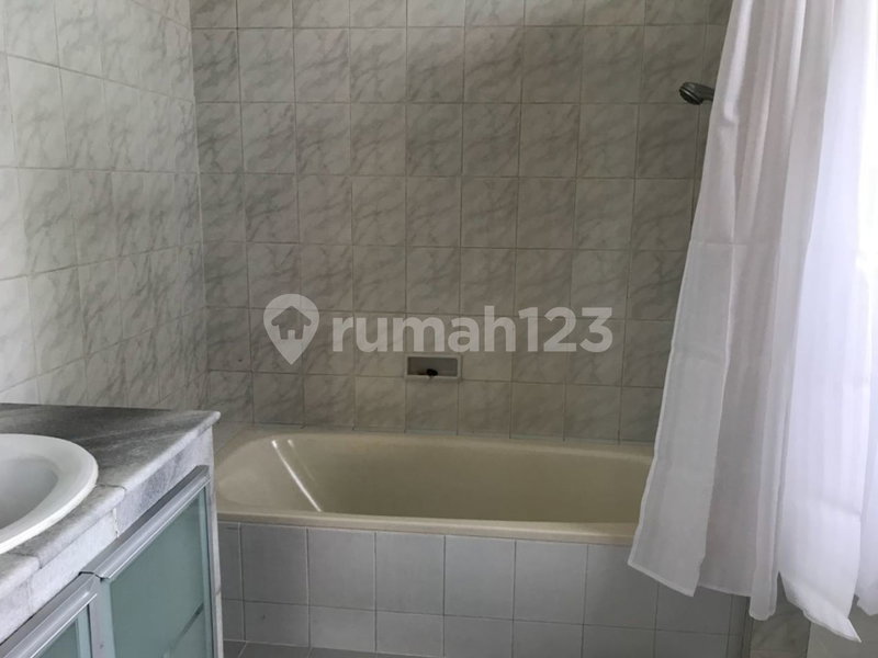 House for rent in Jakarta, Indonesia · Tebet · 5 rooms, 4 baths