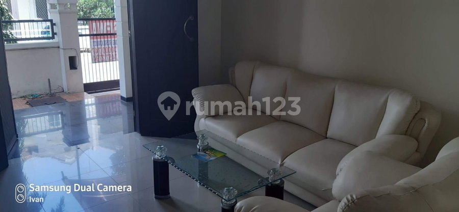 House for rent in Surabaya, Indonesia · 4 rooms, 3 baths