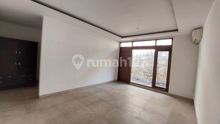 House for rent in South Jakarta, Indonesia · Kebayoran Lama · 6 rooms, 4 baths
