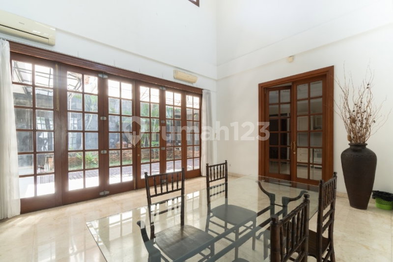 House for rent in Jakarta, Indonesia · Tebet · 5 rooms, 5 baths